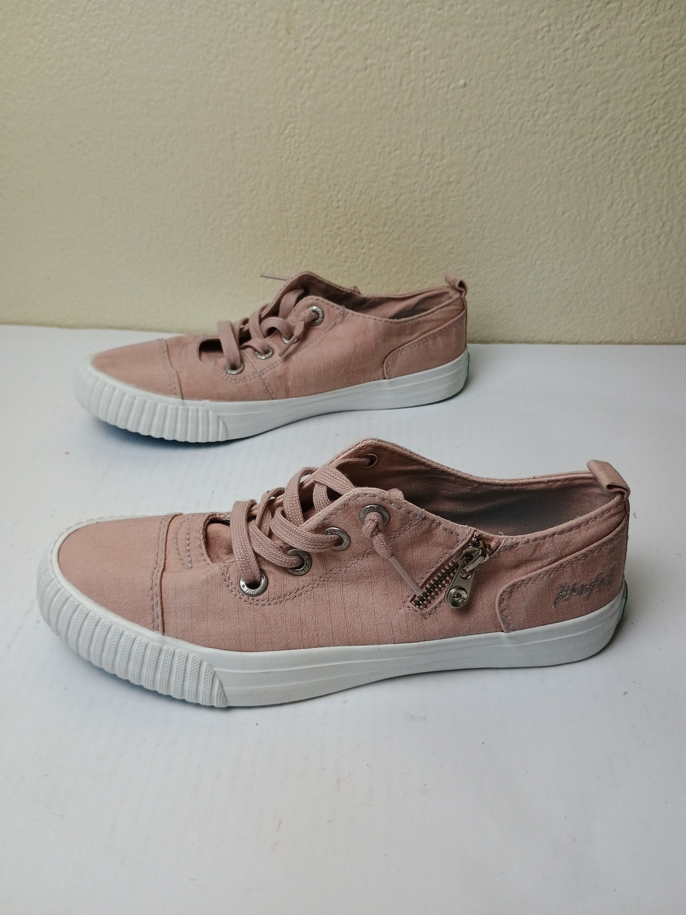 Blowfish Malibu Fruit 7.5 Low-Top Lace-Up Canvas Sneakers Dusty Rose Distressed